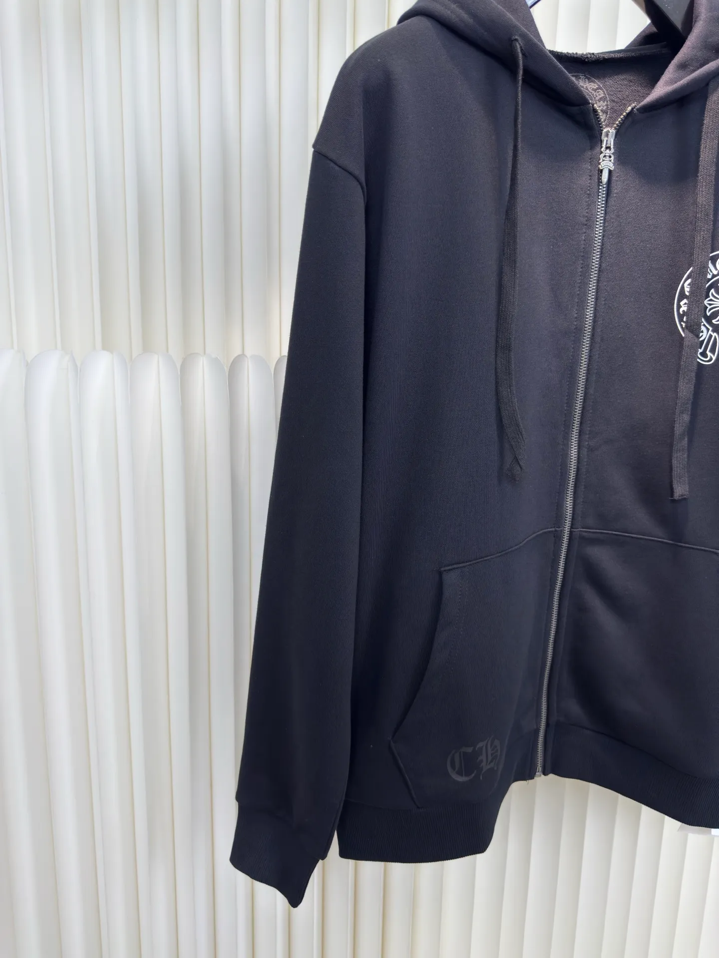 P490 Chrome Heart New York City limited zipper jacket. The fabric is made of 420g thin velvet coarse fish scale fabric. The printing is printed with hand-made glue according to the original version. The finished product is brushed and washed to shape. It feels excellent. Real antique silver chain head (key point: the zipper puller is sprayed with silver to make it old). Size S M L